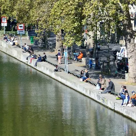 Stylish And Modern Canal Saint-martin Paříž
